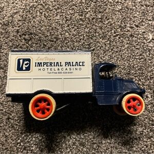 Vintage ERTL Imperial Palace 1926 Bull Dog Mack Truck Coin Bank Die Cast 6.5”x3”